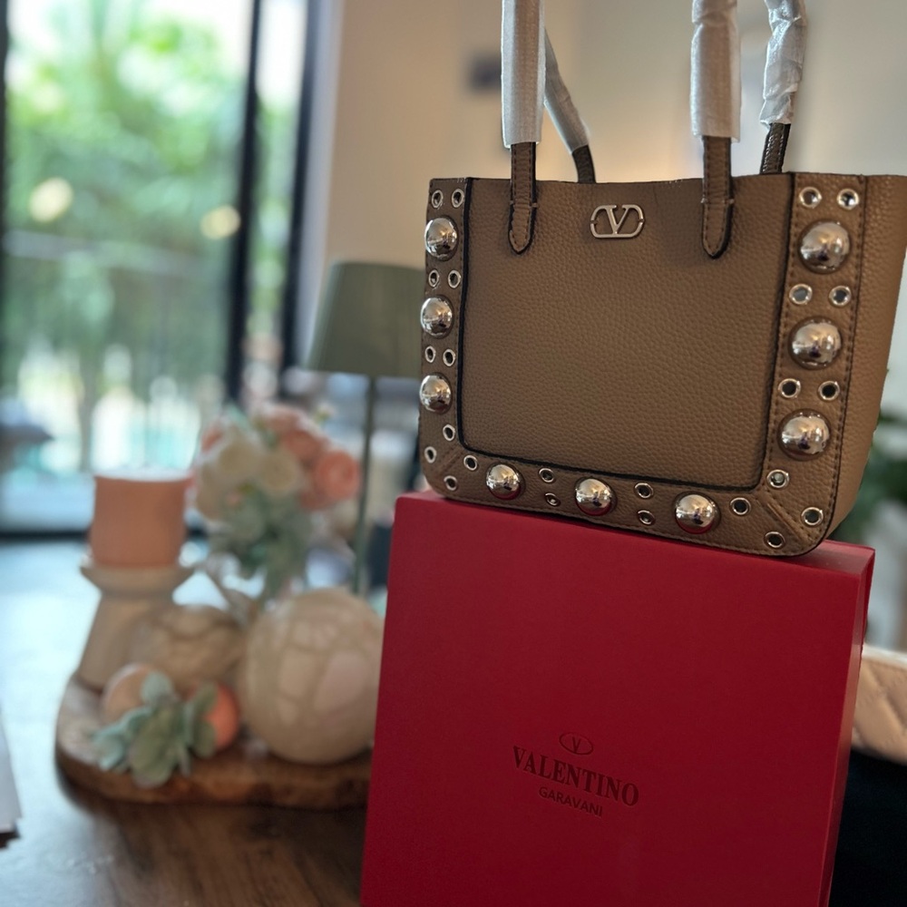 Valentino (not authentic) Tan Studded Women's Bag - Picture 2 of 5